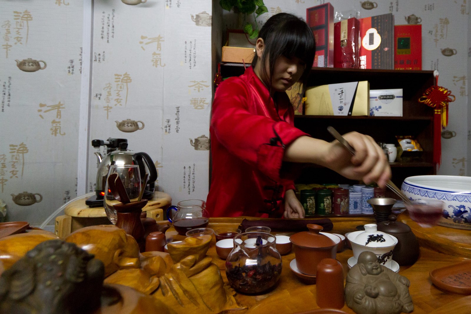 Guides Gongfu tea ceremony in Shanghai