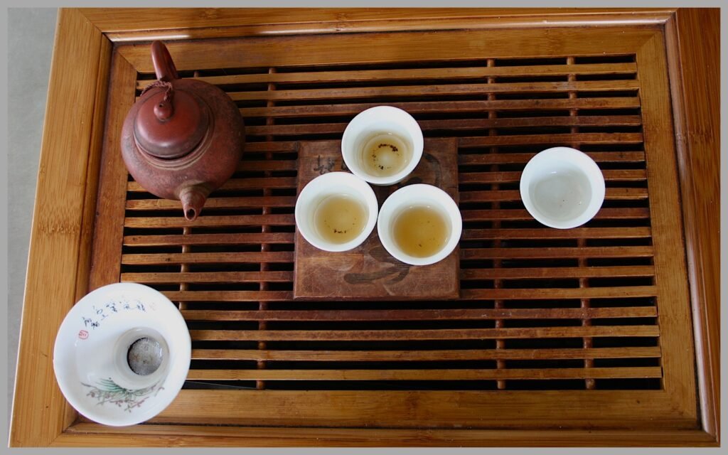 Guides Multiple cups of Teochew gongfu tea being served