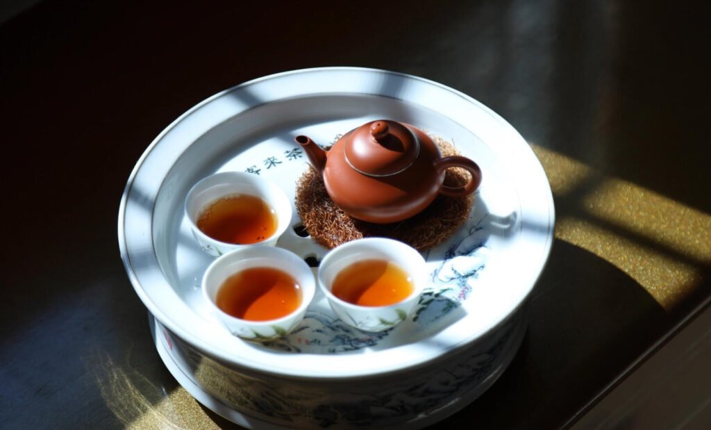 Chaozhou Gongfu Cha 潮州工夫茶 Chaozhou gongfu tea session with gaiwan and cups