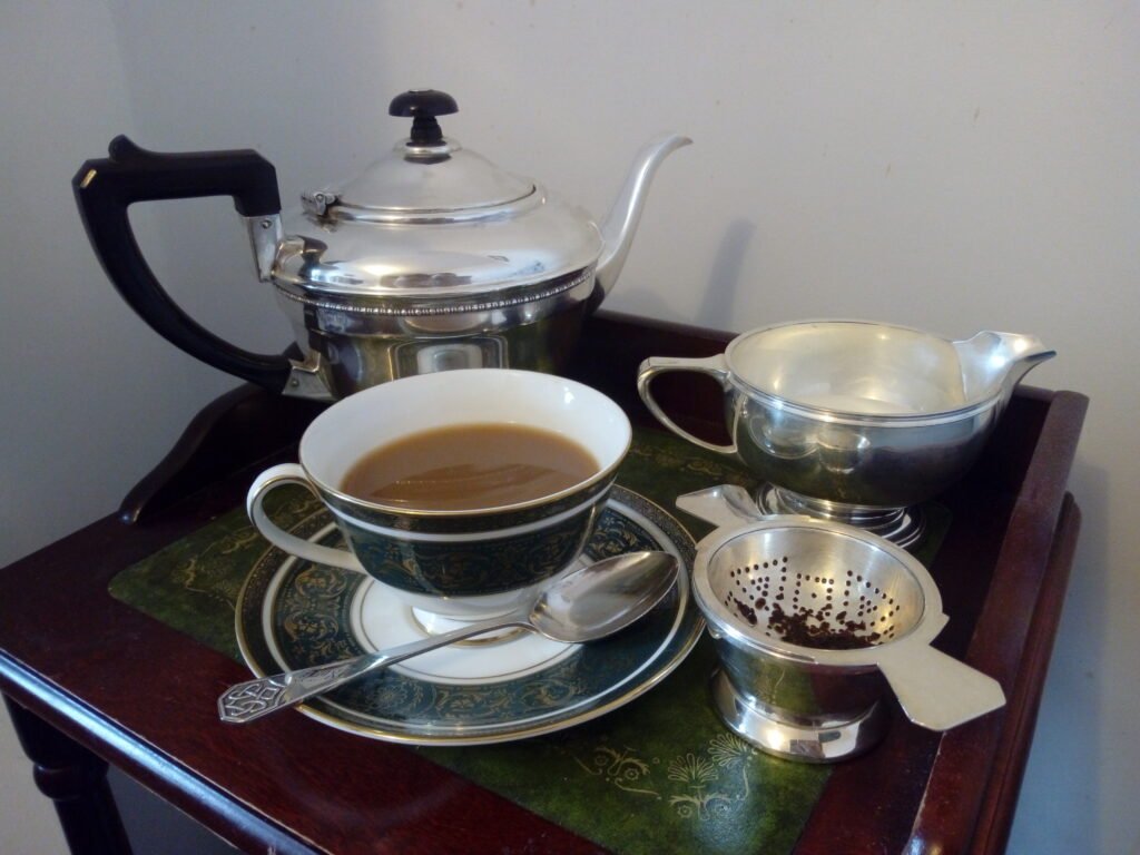 Western Teapot English-style ceramic teapot with cups and saucers